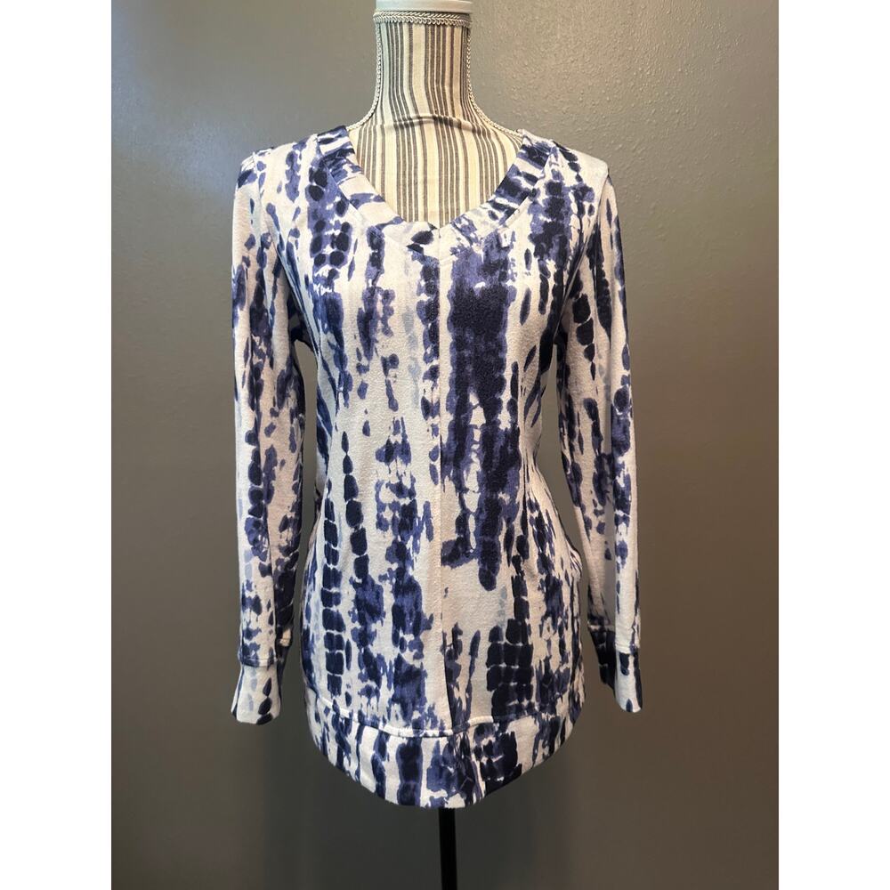 Ellen Tracy Blue Tie Dye V-Neck Top Size M Soft Stretch w/ Side Pockets